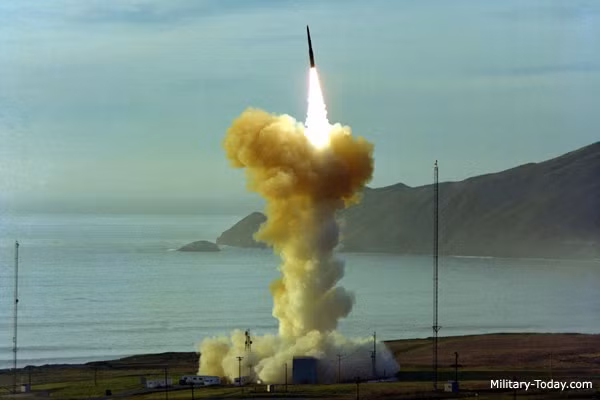 Như vậy tầm bắn của các ICBM mạnh nhất của 3 cường quốc quân sự lần lượt là: Nga: 16.000 km (R-36); Mỹ: 12.500 km (ICBM Minuteman 3) và Trung Quốc là 14.000 km (DF-41); tuy nhiên ICBM hiện đại và mức chính xác cao nhất là của Mỹ, khi có thể thay đổi mục tiêu trong quỹ đạo bay. Ảnh: ICBM Minuteman 3 rời giếng phóng - Nguồn: Wikipedia