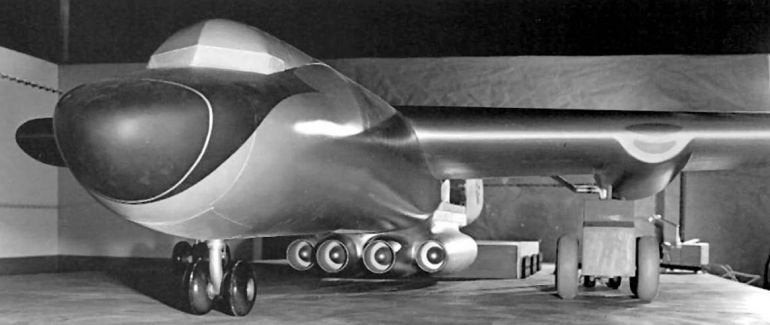 Trong khi đó ở Mỹ, công việc phát triển máy bay bay bằng năng lượng hạt nhân Convair XB-36H Crusader cũng bị hủy do chi phí và vấn đề môi trường. Và Mỹ cũng tập trung phát triển các loại tên lửa liên lục địa để đối trọng với Liên Xô, thay vì phát triển các loại máy bay ném bom chiến lược tầm xa. Ảnh: Máy bay ném bom Convair XB-36H Crusader của Mỹ - Nguồn: Wikipedia