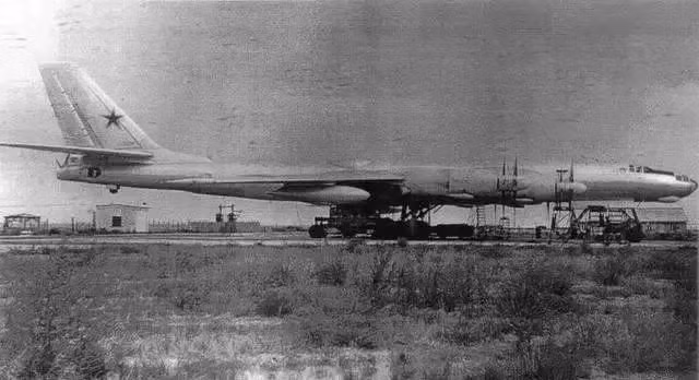 Để tiết kiệm kinh phí phát triển, Văn phòng Tupolev đề xuất xây dựng một nền tảng thử nghiệm bay càng sớm càng tốt, lắp đặt một lò phản ứng nhỏ trong một chiếc Tupolev Tu-95 để tạo ra biến thể Tu-119. Ảnh: Máy bay ném bom Tu-119 - Nguồn: Wikipedia