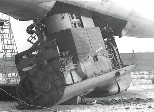 Liên Xô cũng xem xét tác động của bức xạ hạt nhân đối với các phi công; đồng thời lúc này, tên lửa đạn đạo liên lục địa cho thấy được tiềm năng của nó, nên chương trình máy bay sử dụng năng lượng hạt nhân không còn cần thiết nữa và đã bị hủy bỏ. Ảnh: Lò phản ứng VVRL-LOO lắp trong khoang chứa bom của Tu-119 - Nguồn: Wikipedia