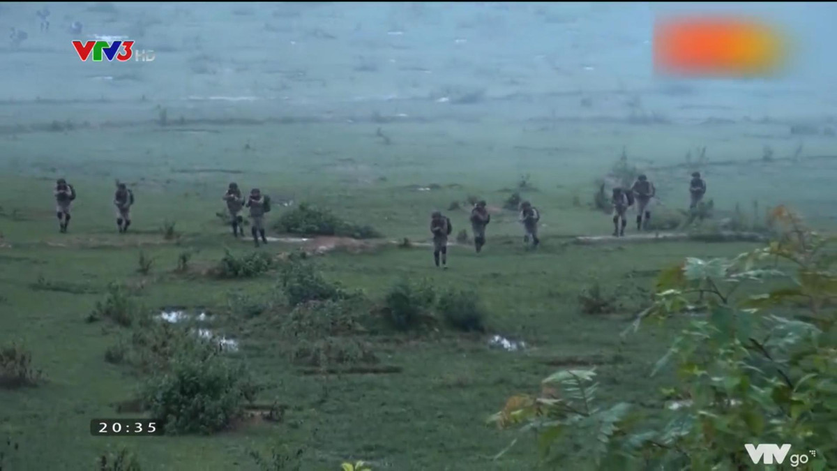 Đặc biệt, trong những năm gần đây, lính đặc công Việt Nam đã được trang bị một loại balo kiểu mới với mẫu mã hiện đại hơn. Khác với balo con cóc lâu nay chiến sĩ Việt Nam vẫn sử dụng, loại balo mới có thiết kế gọn gàng, thuận tiện, sử dụng khóa kéo thay cho dây buộc như trên balo con cóc, nhiều ra còn cải tiến lớn về quai đeo giúp cho binh sĩ cảm thấy thoải mái hơn rất nhiều khi mang vác nặng. Ảnh: Đội hình hành tiến tấn công mục tiêu của lực lượng đặc công đổ bộ.