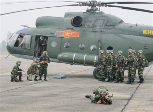 Trong khi đó, việc trực thăng hạ thấp độ cao đổ bộ binh sĩ trực tiếp sẽ giúp cho chiến sĩ bớt tổn thương hơn nhưng trực thăng sẽ nguy hiểm hơn khi có thể phải trực tiếp đối mặt với hỏa lực tầm thấp của đối phương. Ảnh: Huấn luyện chiến sĩ đổ bộ từ trực thăng.