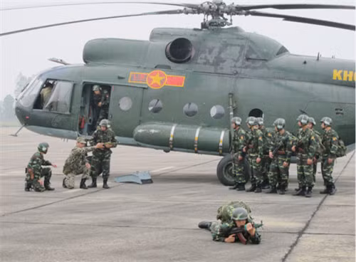 Trong khi đó, việc trực thăng hạ thấp độ cao đổ bộ binh sĩ trực tiếp sẽ giúp cho chiến sĩ bớt tổn thương hơn nhưng trực thăng sẽ nguy hiểm hơn khi có thể phải trực tiếp đối mặt với hỏa lực tầm thấp của đối phương. Ảnh: Huấn luyện chiến sĩ đổ bộ từ trực thăng.