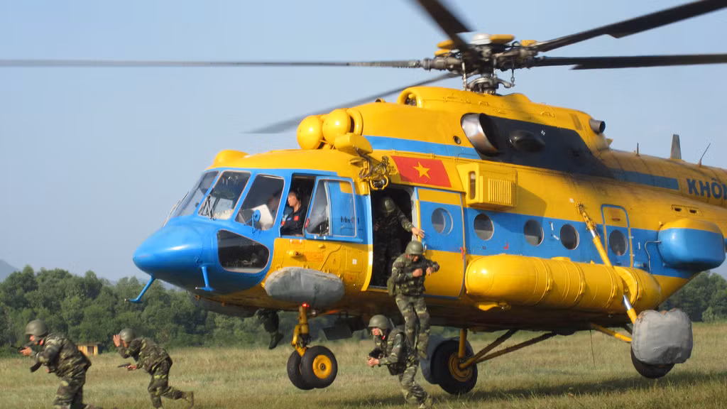 Cũng trong từng trường hợp huấn luyện đặc thù, người lính sẽ được cấp phát mũ chống đạn Kevlar hoặc mũ huấn luyện A2 cũng như áo giáp chống đạn, hay súng sử dụng cho tùy loại nhiệm vụ như chống khủng bố giải thoát con tin hay đánh chiếm mục tiêu trên chiến trường. Ảnh: Bộ đội đặc công đổ bộ từ trực thăng Mil Mi-171.