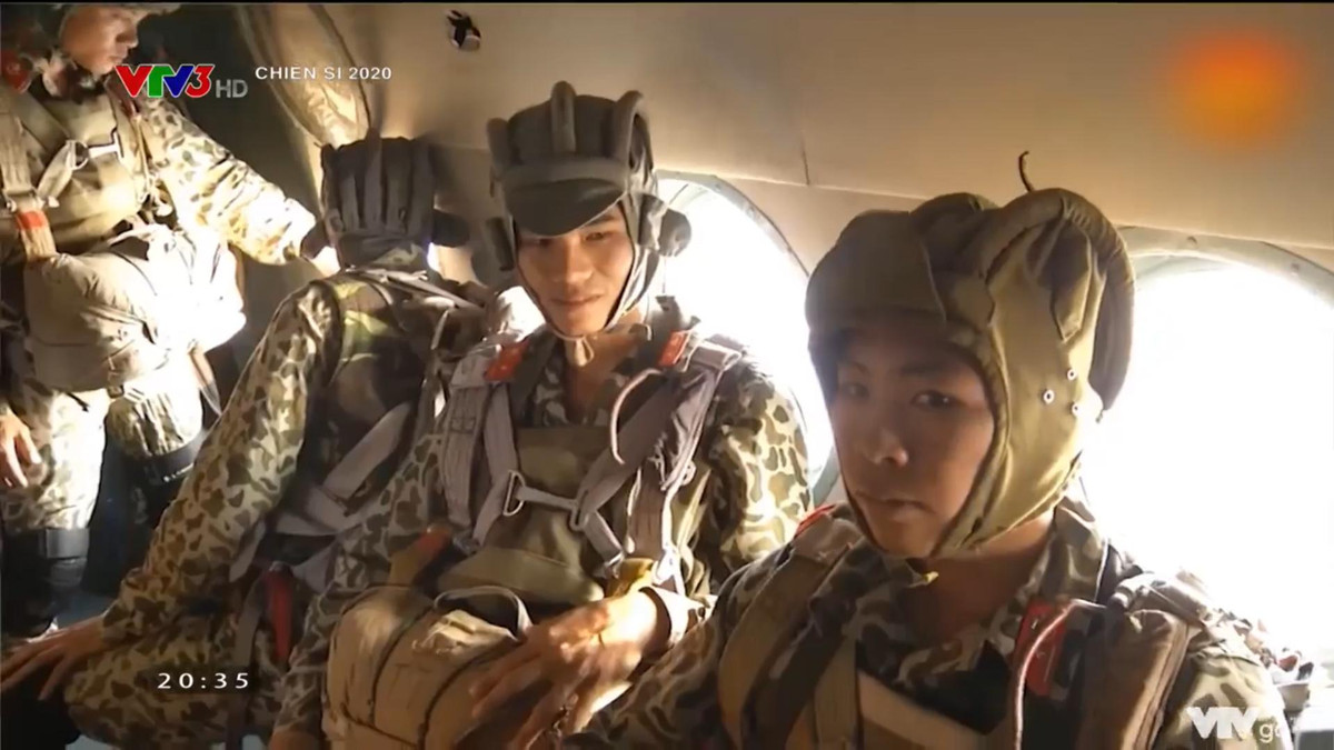 Ngoài phương thức trực thăng hạ thấp độ cao đổ bộ chiến sĩ, người lính còn một phương thức tác chiến nữa là đổ bộ nhảy dù. Họ sẽ mang đầy đủ trang bị và nhảy ra khỏi máy bay trực thăng từ độ cao lớn, khi tiếp đất sẽ tháo dù và sẵn sàng chiến đấu ngay lập tức, phương thức này giúp máy bay bớt tổn thương hơn từ các loại hỏa lực mặt đất của đối phương tuy nhiên người chiến sĩ nhảy dù lại dễ bị tổn thương. Ảnh: Chiến sĩ đặc công trong khoang trực thăng chuẩn bị cho nhiệm vụ đổ bộ nhảy dù.