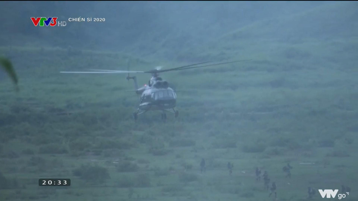 Ngay khi tiếp cận trận địa, các chiến sĩ đặc công đã nhanh chóng đổ bộ từ trực thăng bằng thanh dây, với đầy đủ vũ khí trang bị, sẵn sàng tấn công đánh chiếm mục tiêu. Ảnh: Chiến sĩ đặc công đổ bộ từ trực thăng.