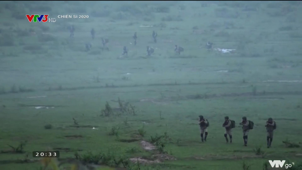 Trong từng trường hợp, nhiệm vụ tác chiến đặc thù mà lực lượng đặc công đổ bộ được trang bị những loại súng khác nhau. Ví dụ như tác chiến đô thị không gian hẹp, người lính sẽ sử dụng súng tiểu liên Uzi hay Tar-21 trong khi tác chiến ở khu vực rộng lớn sẽ sử dụng súng AK hoặc Galil. Ảnh: Đội hình tấn công của đặc công đổ bộ, hành tiến theo từng tốp nhỏ.