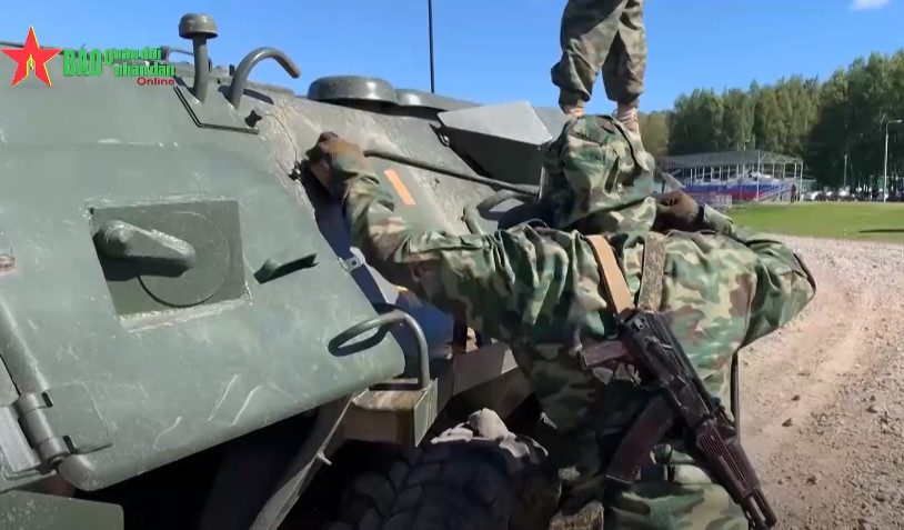 Đồng thời qua cuộc thi năm nay, Đội tuyển Hóa học QĐND Việt Nam đã thu được nhiều kinh nghiệm quý báu trong thi đấu quốc tế trên hệ vũ khí trang bị khác biệt hoàn toàn cũng như trong việc xử lý các tình huống bất ngờ phát sinh. Ảnh: QĐND.