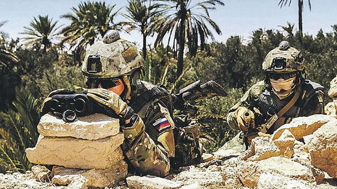 Báo chí Nga thì cho rằng, các cơ quan tình báo phương Tây đang chi phối các tổ chức khủng bố ở Syria. Trong đó, các nhân viên “tình báo nước ngoài” trong thời gian qua đã tăng cường các hoạt động bí mật ở Syria và thường xuyên khuyến khích những tay súng phiến quân đặt mìn trong các khu vực tuần tra của Quân đội Nga và Thổ Nhĩ Kỳ. Ảnh: Lính đặc nhiệm Nga trên chiến trường Syria - Nguồn: TASS