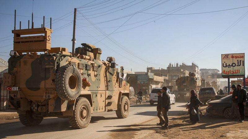 Người phát ngôn của Quân đội Nga tại Syria cho biết: “Hầu hết các chiến binh xuất hiện trong khu vực trong khu vực gọi là “Chính quyền tự trị đông bắc Syria” do Mỹ kiểm soát. Ảnh: Xe tuần tra của Quân đội Nga tại Syria - Nguồn: TASS