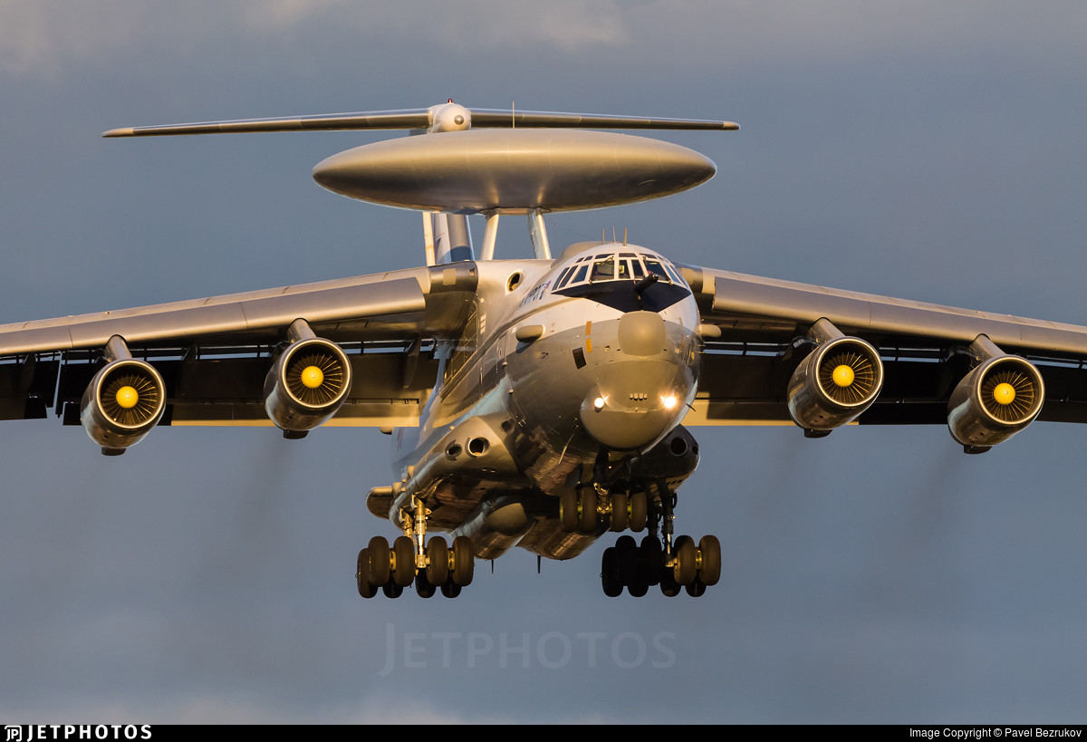 A-50/U là dòng AWACS cỡ lớn, tầm xa, cực kỳ hiện đại, phát triển trên khung gầm máy bay vận tải Il-76MD. Nhìn chung, Nga vẫn sẵn sàng xuất khẩu A-50/U khi mà họ có khá nhiều khung gầm Il-76. Dẫu vậy, với quy mô Không quân Nhân dân Việt Nam thì A-50/U lại quá lớn, quá đắt đỏ, cũng như chi phí bảo dưỡng sẽ tương đối lớn. Có chăng, nhu cầu của chúng ta có lẽ hợp lý với các dòng máy bay AWACS cỡ trung. Đáng tiếc là Nga không còn giải pháp nào khác!