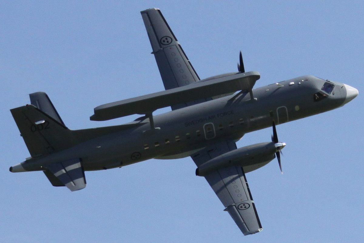 Chúng ta sẽ phải tìm giải pháp ở một số hãng sản xuất ít ỏi hiện nay như Saab (Thụy Điển) hay Embraer (Brazil) với các sản phẩm nhỏ hơn, nhưng chi phí đảm bảo hơn với các nước đang phát triển có ngân sách quốc phòng vừa phải. Trong ảnh, máy bay chỉ huy – cảnh báo sớm Saab 340 AEW&amp;C.