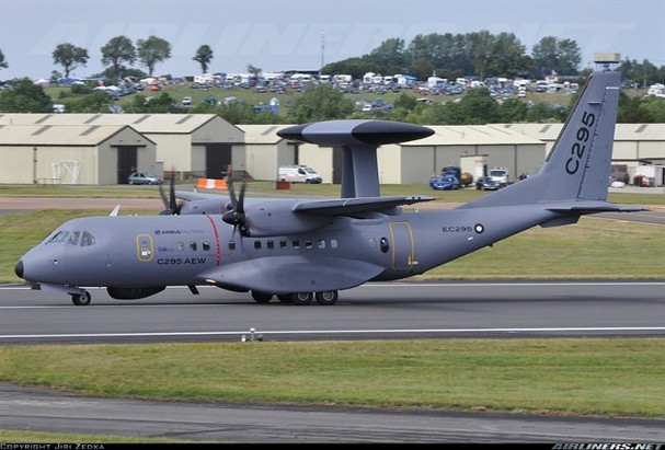 Tính năng của C-295 AEW&amp;C thì khỏi bàn khi mà chúng trang bị hệ thống EL/W-2090 (Israel) được đánh giá vào hàng top. Ấn Độ từng bỏ ra 1,1 tỷ USD mua 3 hệ thống EL/W-2090 (giá 350 triệu USD/bộ) tích hợp lên khung thân cơ sở dòng máy bay Il-76 của Nga.