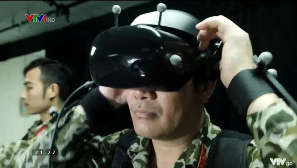 Mới đây trong đoạn trailer về một chương trình sắp tới được công chiếu trên VTV, người ta đã bắt gặp hình ảnh những chiến sĩ đặc công được huấn luyện với công nghệ thực tế ảo vô cùng hiện đại. Ảnh: Chiến sĩ đeo kính hiển thị để chuẩn bị cho buổi tập.