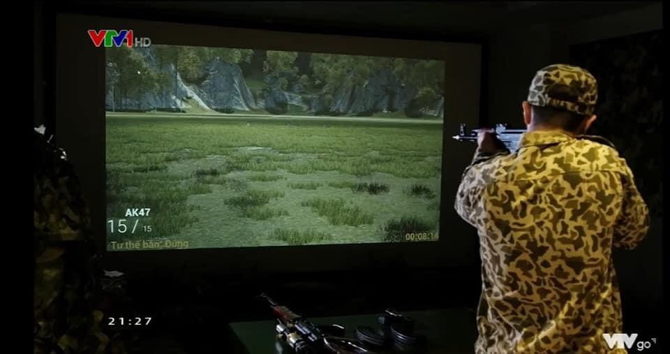 Màn hình hiển thị cũng cho phép mô phỏng những môi trường tác chiến y như thật với công nghệ hiển thị hình ảnh 3D vô cùng hiện đại, cho phép người bắn có cảm giác giống với thao trường thực tế. Ảnh: Chiến sĩ đặc công Việt Nam thực hành bắn AK trong tư thế đứng.