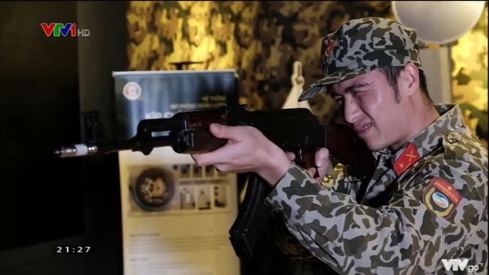 Ngoài ra, việc áp dụng công nghệ thực tế ảo trong huấn luyện cũng giúp giảm chi phí bảo quản và hao mòn vũ khí, tiết kiệm cho ngân sách quân đội rất lớn. Ảnh: Chiến sĩ thực hành bắn súng AK với công nghệ thực tế ảo.