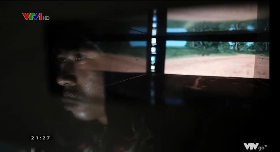 Bằng việc sử dụng công nghệ thực tế ảo, các chiến đấu viên sẽ được huấn luyện một cách sát thực tế, nhiều môi trường, điều kiện thời tiết cũng như địa hình khác nhau mà không cần phải sử dụng xe tăng thật. Hiện nay ở lữ đoàn 201 đã áp dụng công nghệ thực tế ảo để huấn luyện cho các kíp lái xe tăng T-90. Ảnh: Bên trong buồng lái xe tăng mô phỏng.