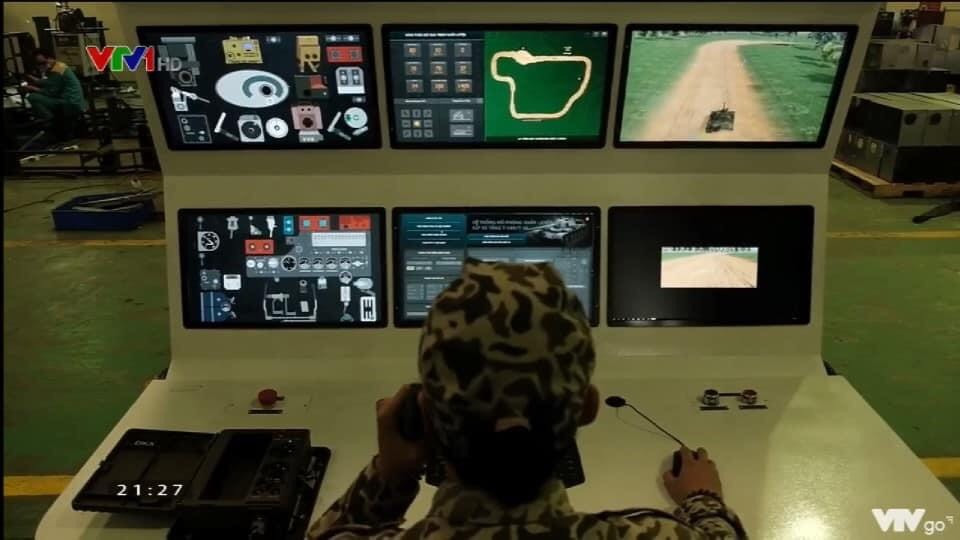 Ảnh: Màn hình quản lý của chỉ huy đối với buồng lái mô phỏng, cho ta thấy được sự theo dõi từ các thông số kỹ thuật của xe, các loại kính ngắm, địa hình thao trường và tầm nhìn của lái xe.