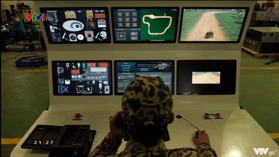 Ảnh: Màn hình quản lý của chỉ huy đối với buồng lái mô phỏng, cho ta thấy được sự theo dõi từ các thông số kỹ thuật của xe, các loại kính ngắm, địa hình thao trường và tầm nhìn của lái xe.