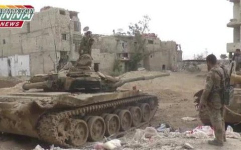 Trong một cuộc chiến mà chiến tranh diễn ra ở các đô thị lớn, vài trò xe tăng trong cuộc chiến đó như thế nào, có đóng vai trò then chốt để tạo ra tình huống cuối cùng có lợi cho cuộc tấn công của lực lượng thiết giáp Nga không? Đây là câu hỏi vẫn gây nhiều tranh cãi. Ảnh: Xe tăng tại chiến trường Syria - Nguồn: Wikipedia