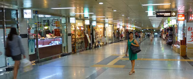 14. Một biện pháp quan trọng là chính quyền thành phố Seoul luôn giáo dục ý thức quốc phòng cho người dân. Nếu có tình huống, người dân sẽ nhanh chóng sơ tán theo kịch bản đã được tập luyện kỹ từ thời bình, không gây hoảng loạn trong dân chúng. Ảnh: Ngay khi có báo động, ga tàu điện ngầm này sẽ trở thành hầm trú ẩn cho người dân Seoul.