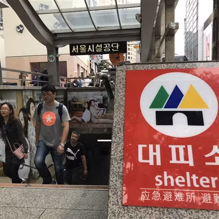 Trong thời bình, hệ thống tàu điện ngầm này phục vụ giao thông của 25 triệu dân Thủ đô Seoul nhưng khi có tình huống chiến tranh, đây sẽ là nơi trú ẩn an toàn cho người dân thành phố. Ảnh: Một biểu tượng hầm trú ẩn xuất hiện tại ga tàu điện ngầm ở Seoul.