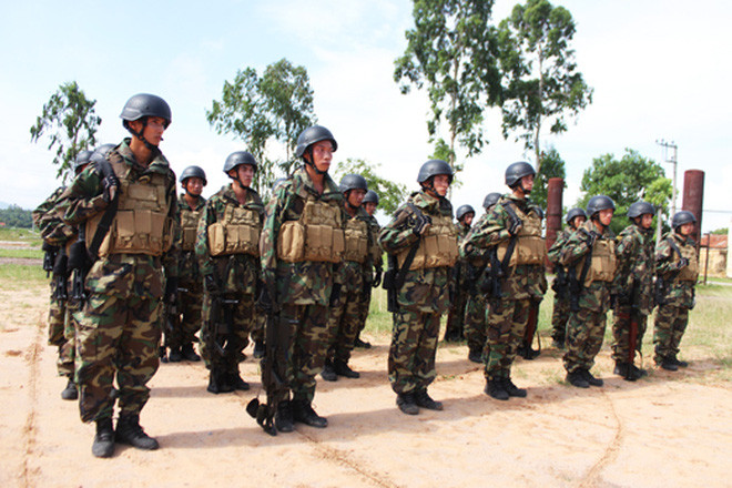 Hải quân đánh bộ Việt Nam bên cạnh mẫu súng trường Tar-21 cũng đang nhập khẩu số lượng lớn các loại áo giáp mang tấm chống đạn và áo mang trang bị Ciras từ Israel. Đây là các trang bị nằm trong bộ quân phục dã chiến kiểu mới của chiến sĩ Hải quân đánh bộ Việt Nam hiện đại hóa. Các loại áo nói trên có độ bền cao, khả năng bảo vệ hiệu quả, đáng tin cậy và có tính tùy biến cực kỳ tốt. Ảnh: Chiến sĩ hải quân đánh bộ với áo mang trang bị Ciras.