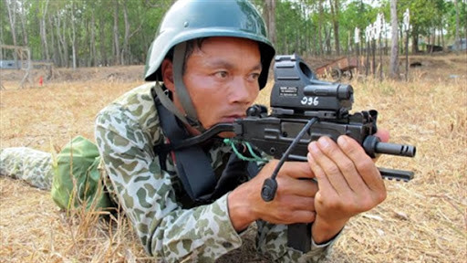 Về súng tiểu liên, hiện nay Việt Nam cũng đã tiếp nhận công nghệ chuyển giao từ Israel để có thể tự sản xuất mẫu súng tiểu liên Micro Uzi với tên gọi TL-K12. Súng sử dụng cỡ đạn 9x19 Parabellum với tốc độ bắn cực kỳ ghê gớm, lên tới 1000 phát/phút, sử dụng hộp tiếp đạn 20 viên hoặc 25 viên. TL-K12 cũng có trọng lượng rất nhẹ, chỉ 2kg và thêm 0.5kg khi thêm một hộp tiếp đạn 25 viên, chiều dài 520mm khi mở báng và 282mm khi gấp báng, cực kỳ gọn gàng cho các nhiệm vụ tác chiến không gian hẹp trong tầm gần. Ảnh: Súng tiểu liên Micro Uzi của đặc công Việt Nam.