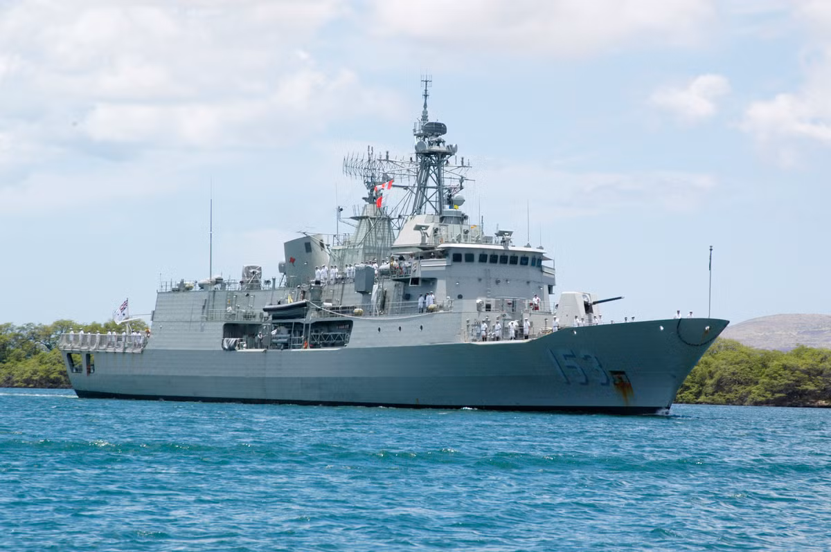 Chiếc tàu chiến còn lại là HMAS Stuart (FFH-153) cũng là khinh hạm thuộc lớp Anzac, gia nhập biên chế Hải quân Hoàng gia Australia từ năm 2002. Con tàu có sức mạnh tương tự như người anh em HMAS Arunta của nó tuy nhiên có sự thua kém về hệ thống tác chiến điện tử, đặc biệt là radar. Ảnh: Khinh hạm HMAS Stuart của Hải quân Australia.