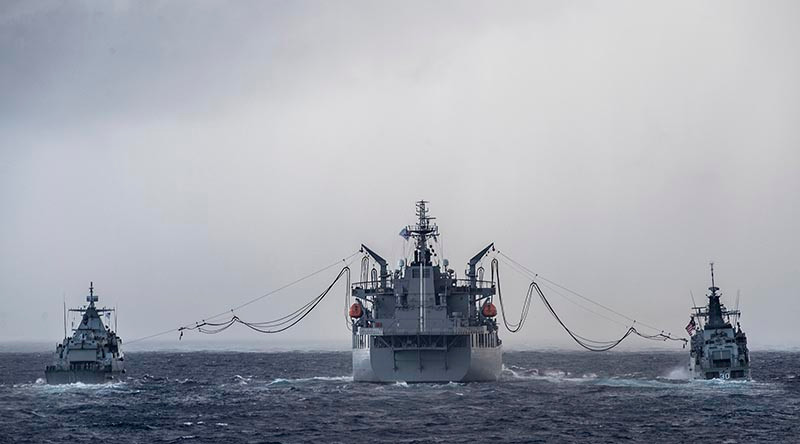 Có thể thấy rằng, nhóm tác chiến tàu sân bay trực thăng của Hải quân Australia khá toàn diện về cả mặt chống hạm, chống ngầm lẫn phòng không, là một đối thủ rất đáng gờm của Trung Quốc trên biển. Sự hiện diện của Hải quân Australia trong khu vực một lần nữa thách thức những yêu sách phi lý của Trung Quốc nhưng cũng là bước tiếp theo gây nên gia tăng căng thẳng trên biển Đông, một thực trạng không hề mong muốn. Ảnh: Tàu hậu cần HMAS Sirius đang tiếp nhiên liệu trên biển cho tàu chiến trong một cuộc diễn tập.