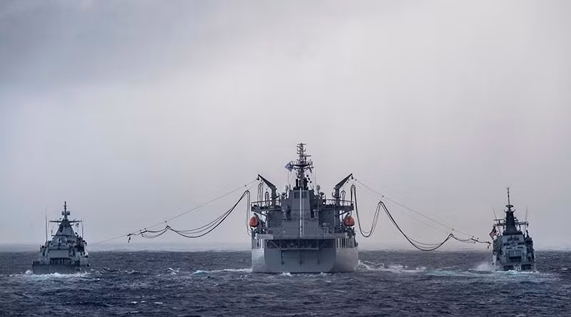 Có thể thấy rằng, nhóm tác chiến tàu sân bay trực thăng của Hải quân Australia khá toàn diện về cả mặt chống hạm, chống ngầm lẫn phòng không, là một đối thủ rất đáng gờm của Trung Quốc trên biển. Sự hiện diện của Hải quân Australia trong khu vực một lần nữa thách thức những yêu sách phi lý của Trung Quốc nhưng cũng là bước tiếp theo gây nên gia tăng căng thẳng trên biển Đông, một thực trạng không hề mong muốn. Ảnh: Tàu hậu cần HMAS Sirius đang tiếp nhiên liệu trên biển cho tàu chiến trong một cuộc diễn tập.