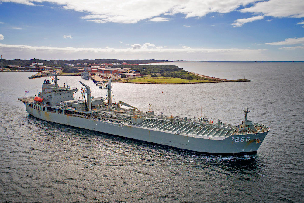 Chiếc cuối cùng trong đội hình là tàu hậu cần vận tải, tiếp dầu trên biển - chiếc HMAS Sirius (O 266), gia nhập biên chế từ năm 2006, được Hải quân Australia đặt mua từ Hàn Quốc. Tàu có lượng giãn nước đầy tải 46.755 tấn, dài 191.3m, rộng 32m và mớn nước 11m. Tàu có tốc độ 16 hải lý/giờ, thủy thủ đoàn chỉ 54 người và có thể vận tải tối đa 34.806 mét khối nhiên liệu. Ảnh: Tàu hậu cần HMAS Sirius (O 266).