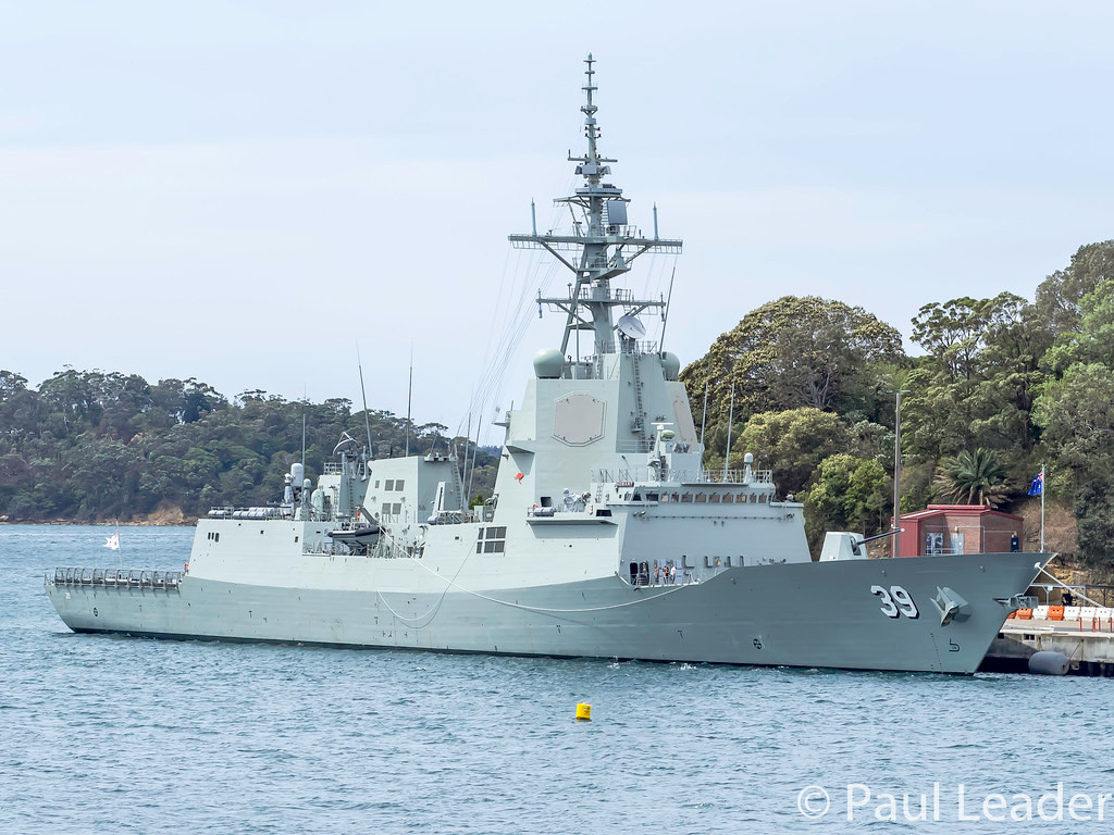Đóng vai trò tác chiến chống các loại hỏa lực và máy bay của đối phương, tạo ô phòng không tầm trung và xa cho đội tác chiến là khu trục hạm HMAS Hobart (DDG-39) với lượng giãn nước đầy tải 6.250 tấn. Vũ khí mạnh mẽ nhất của tàu là 48 ống phóng thẳng đứng đa nhiệm (VLS) Mk-41, tên lửa phòng không tầm trung RIM-66 Standard, tổ hợp tên lửa phòng không tầm ngắn RIM-162 ESSM, 8 tên lửa chống hạm Harpoon và 2x3 bệ phóng ngư lôi chống ngầm 324mm, tổ hợp phòng thủ tầm cực gần CIWS Phalanx và 2 pháo bắn nhanh M242 cỡ nòng 25mm. Ảnh: Khu trục hạm HMAS Hobart (DDG-39) tại cảng.