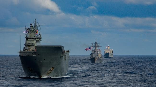 Cuộc diễn tập được Mỹ tổ chức dự kiến diễn ra từ ngày 19/7 cho đến ngày 23/7 với sự tham gia của nhóm tác chiến tàu sân bay USS Ronald Regean (CVN-76) của Hạm đội 7 Hoa Kỳ, tàu chiến của lực lượng phòng vệ biển Nhật Bản và nhóm tác chiến tàu sân bay trực thăng HMAS Canberra của Hải quân Hoàng gia Australia. Hoạt động diễn ra trong bối cảnh cả 3 nước trên đều chỉ trích các động thái gây hấn của Trung Quốc tại khu vực tây Thái Bình Dương trong đó có biển Đông và biển Hoa Đông. Ảnh: Tàu sân bay trực thăng HMAS Canberra của Australia tại cuộc diễn tập, phía sau là một khu trục hạm mang tên lửa dẫn đường Arleigh Burke của Hải quân Mỹ trong cuộc diễn tập.