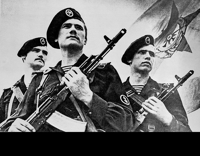 Khối Waszawa là một liên minh quân sự được thành lập vào năm 1955 có trụ sở đặt tại Waszawa - Thủ đô của Ba Lan. Đây là tập hợp các nước Trung và Đông Âu theo chế độ Xã hội Chủ nghĩa do Liên Xô đứng đầu với mục đích làm đối trọng và chống lại khối Hiệp ước Bắc Đại Tây Dương (NATO) do Mỹ chỉ huy. Giai đoạn 1970 - 1980 là thời điểm khối Waszawa phát triển và lớn mạnh cực độ, tạo một sức ép vô cùng to lớn đối với đối phương cùng với đó là một tinh thần chiến đấu cao. Ảnh: Chiến sĩ Hải quân đánh bộ Liên Xô với súng trường AK-74.