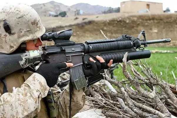 Súng M-16A4 là phiên bản cuối cùng của dòng họ M-16 vốn đã phục vụ trong quân đội Mỹ kể từ chiến tranh Việt Nam. Nó đã dược đưa vào biên chế các lực lượng vũ trang Hoa Kỳ cách đây đã hơn 20 năm, là bản nâng cấp từ M-16A2 với sử dụng kiểu báng súng cũ, ngoài ra bổ sung thêm một số tính năng và các ray Picatinny. Ảnh: Một binh sĩ thủy quân lục chiến Hoa Kỳ với khẩu M-16A4 của mình.