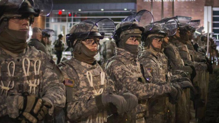 Vậy khi được huy động cho cuộc vãn hồi trật tự lần này của Mỹ, những người lính thuộc lực lượng Vệ binh quốc gia được mang cung cấp những loại trang bị gì ?