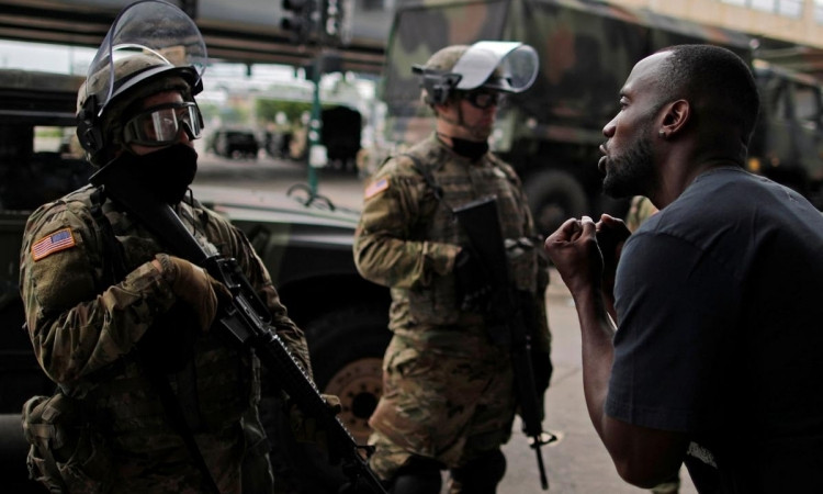 Áo chống đạn của Vệ binh quốc gia sử dụng cũng là mẫu cũ - giáp OTV. Áo giáp OTV được đưa vào trang bị quân đội Hoa Kỳ kể từ cuối những năm 1990 để thay thế cho loại áo giáp PASGT cũ. Áo giáp có trọng lượng 3.8kg và hai tấm cứng chống đạn ở trước và sau mỗi tấm nặng 1.8kg tổng cộng chỉ 7.4kg chưa kể các tấm giáp bảo vệ hạ bộ, vai và cổ. Ảnh: Vệ binh quốc gia với áo giáp OTV