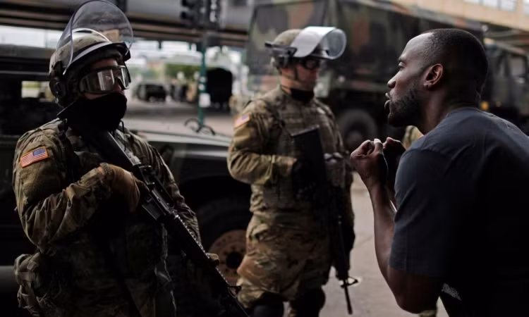 Áo chống đạn của Vệ binh quốc gia sử dụng cũng là mẫu cũ - giáp OTV. Áo giáp OTV được đưa vào trang bị quân đội Hoa Kỳ kể từ cuối những năm 1990 để thay thế cho loại áo giáp PASGT cũ. Áo giáp có trọng lượng 3.8kg và hai tấm cứng chống đạn ở trước và sau mỗi tấm nặng 1.8kg tổng cộng chỉ 7.4kg chưa kể các tấm giáp bảo vệ hạ bộ, vai và cổ. Ảnh: Vệ binh quốc gia với áo giáp OTV