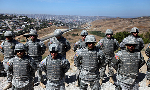 Lực lượng Vệ binh quốc gia Mỹ ra đời ngày 13/12/1636, có nhiệm vụ điều quân bảo vệ an ninh trong nội địa nước Mỹ, chống lại các thế lực ngoại xâm, thảm họa thiên nhiên, dịch bệnh và chống khủng bố. Được trang bị đầ đủ các loại máy bay, xe tăng, thiết giáp,… Ảnh: Binh sĩ thuộc lực lượng vệ binh quốc gia Mỹ.