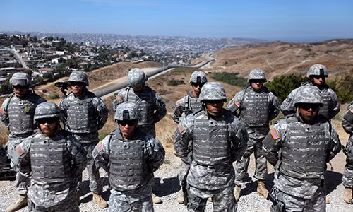 Lực lượng Vệ binh quốc gia Mỹ ra đời ngày 13/12/1636, có nhiệm vụ điều quân bảo vệ an ninh trong nội địa nước Mỹ, chống lại các thế lực ngoại xâm, thảm họa thiên nhiên, dịch bệnh và chống khủng bố. Được trang bị đầ đủ các loại máy bay, xe tăng, thiết giáp,… Ảnh: Binh sĩ thuộc lực lượng vệ binh quốc gia Mỹ.