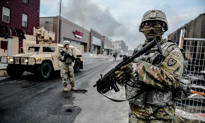 Một bức ảnh khác cho thấy lực lượng vệ binh quốc gia cũng đã được đưa vào sử dụng một số súng carbin M-4.