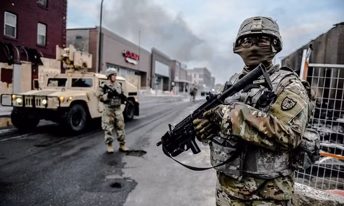 Một bức ảnh khác cho thấy lực lượng vệ binh quốc gia cũng đã được đưa vào sử dụng một số súng carbin M-4.