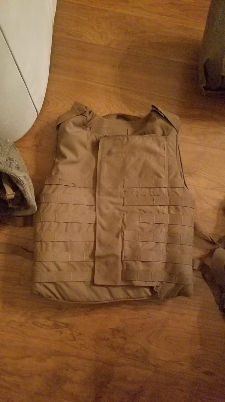 Ảnh: Áo giáp OTV của một binh sĩ thủy quân lục chiến dự bị Hoa Kỳ với màu nâu truyền thống.