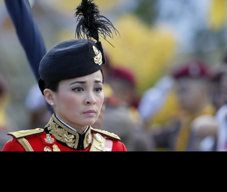 Ngoài trường hợp bổ nhiệm thần tốc Thiếu tướng - Hoàng quý phi Sineenat, Hoàng hậu Suthida trong 6 năm từ 2010 cho đến 2016 cũng đã leo từ Thiếu uý lên Đại tướng một cách choáng ngợp. Thông thường, ở nhiều quốc gia, một quân nhân có thể mất tới cả đời cũng chưa chắc đã lên được Thiếu tướng nếu không có bất cứ một đóng góp nào đặc biệt quan trọng cho quân đội và phải có tiền đề là một sĩ quan, điều mà Hoàng hậu Suthida không có. Ảnh: Đại tướng Suthida trong quân phục nghi lễ của quân đội Thái Lan.