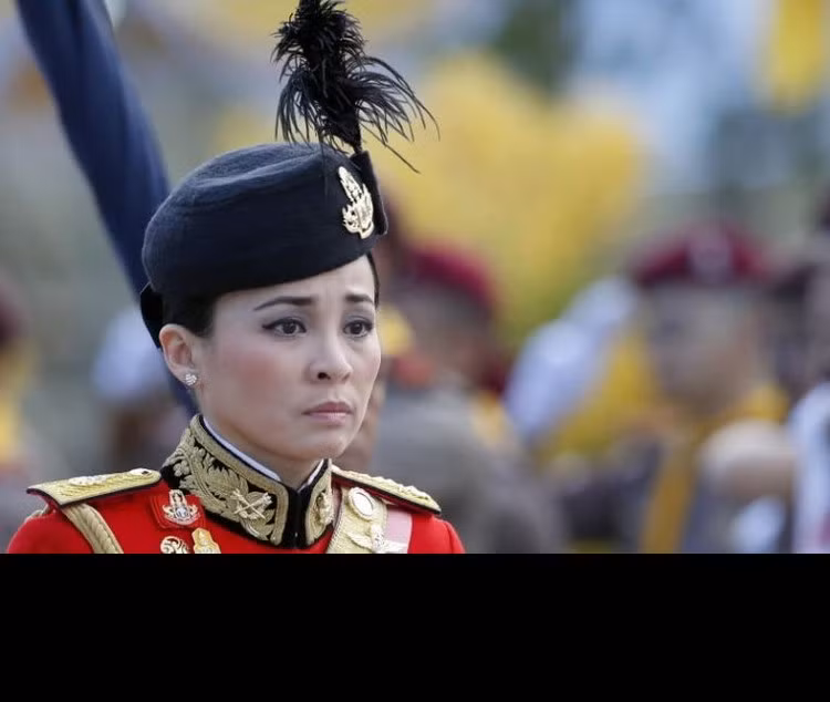 Ngoài trường hợp bổ nhiệm thần tốc Thiếu tướng - Hoàng quý phi Sineenat, Hoàng hậu Suthida trong 6 năm từ 2010 cho đến 2016 cũng đã leo từ Thiếu uý lên Đại tướng một cách choáng ngợp. Thông thường, ở nhiều quốc gia, một quân nhân có thể mất tới cả đời cũng chưa chắc đã lên được Thiếu tướng nếu không có bất cứ một đóng góp nào đặc biệt quan trọng cho quân đội và phải có tiền đề là một sĩ quan, điều mà Hoàng hậu Suthida không có. Ảnh: Đại tướng Suthida trong quân phục nghi lễ của quân đội Thái Lan.