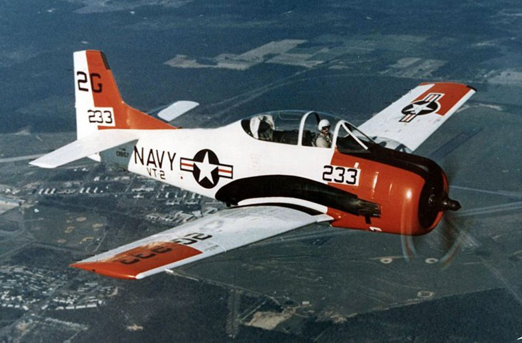 Công tác chuẩn bị cho trận đánh đầu tiên được tiến hành khẩn trương, 2 phi công là Thượng úy Nguyễn Văn Ba và Trung úy Lê Tiến Phước, là giáo viên bay Yak-18 của Trường Hàng không, được giao nhiệm vụ nhanh chóng nắm vững kỹ thuật và bay trên chiếc T-28 (giai đoạn đầu có phi công Lào Bun Khăm hướng dẫn). Ảnh minh hoạ: Trong ảnh là máy bay T-28 do Mỹ sản xuất.