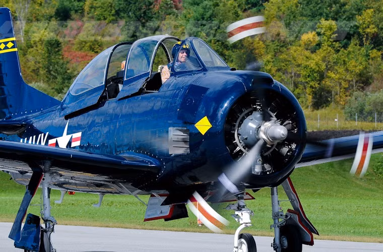 Chiếc T-28 với 2 khẩu 12,7 mm (cơ số 200 viên đạn) được đưa vào biên chế chiến đấu với số hiệu 963. Nhưng sau thời gian huấn luyện, một số linh kiện và lốp của chiếc 963 hết hạn sử dụng, trong khi đó không có phụ tùng để thay thế. Ảnh minh hoạ: Trong ảnh là máy bay T-28 do Mỹ sản xuất.