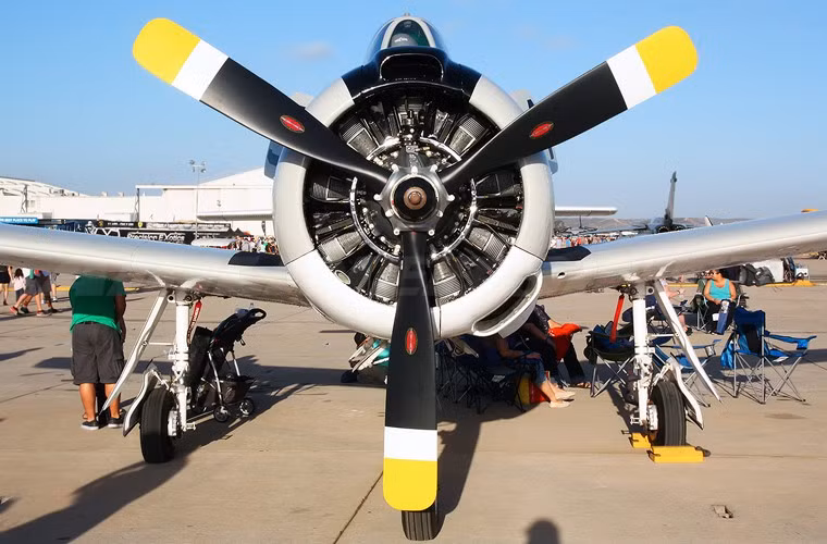 Rất may là sau đó lại có một chiếc T-28 của Không quân Vương quốc Thái Lan (không biết do hết dầu hay bỏ chạy sang Việt Nam), phải hạ cánh và bỏ máy bay lại ở phía tây Quảng Bình. Ảnh minh hoạ: Trong ảnh là máy bay T-28 do Mỹ sản xuất.