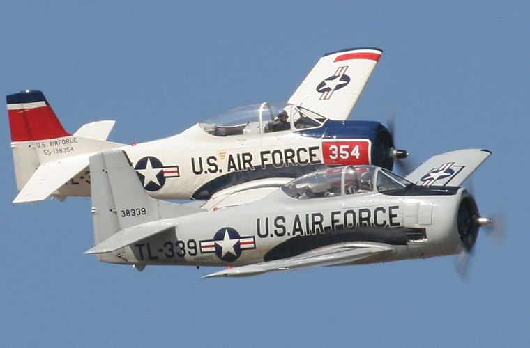 Lực lượng kỹ thuật của Không quân Nhân dân Việt Nam sau khi được báo, đã nhanh chóng tiếp cận, tháo rời động cơ và 2 cánh, rồi chở chiếc T-28 này về sân bay Bạch Mai và lấy các linh kiện còn tốt lắp cho chiếc 963 để có thể đủ điều kiện chiến đấu. Ảnh minh hoạ: Trong ảnh là máy bay T-28 do Mỹ sản xuất.